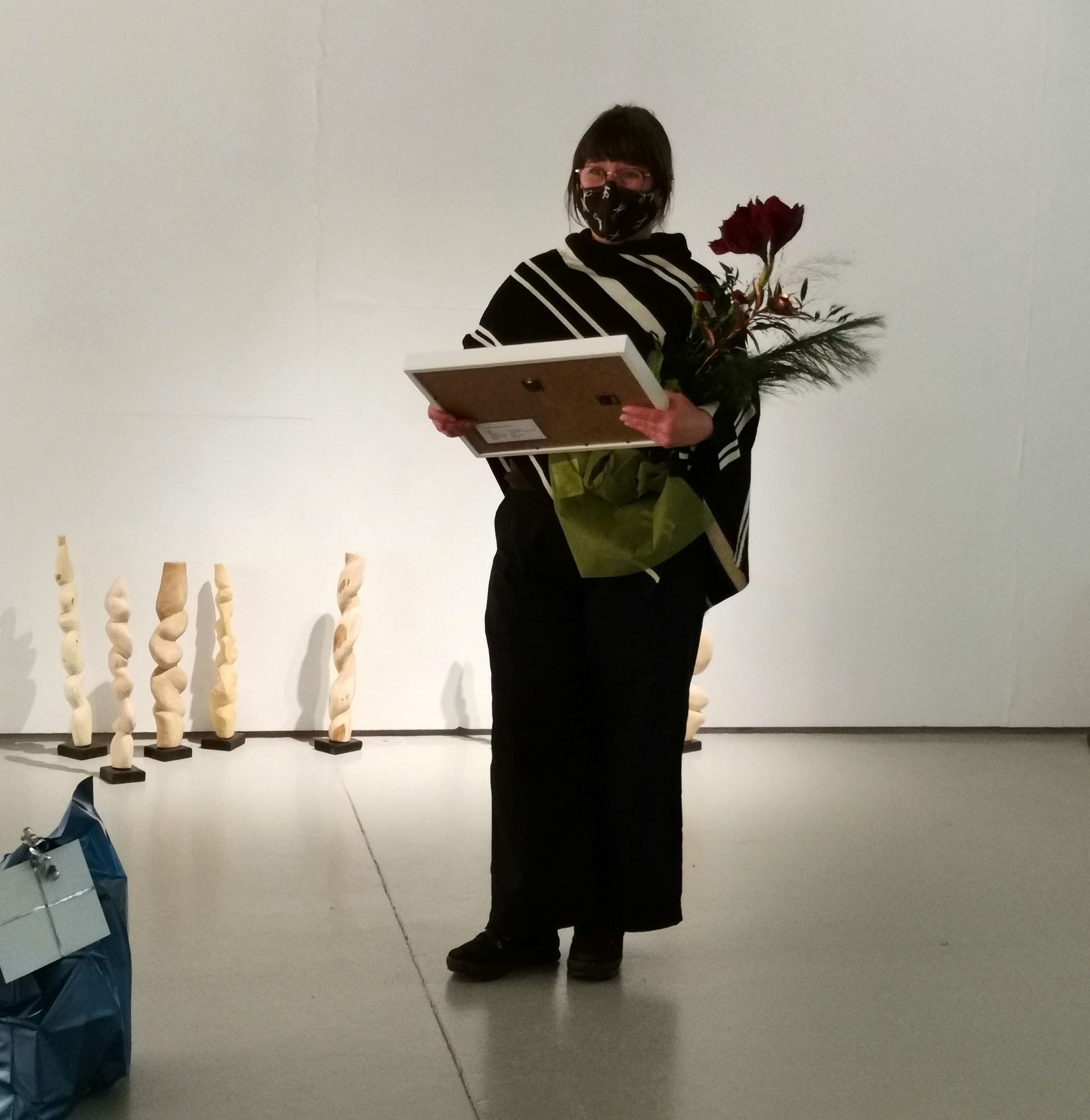 You are currently viewing Sirpa Taulu, an Executive Director of Ars-Häme ry, received the Ars-Häme ry’s 2020 recognition award for her praiseworthy work to promote Häme fine arts. It was the artwork Vahdinvaihtoa by the artist Edwina Goldstone.